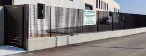 Recinzione in grigliato elettrosaldato con cancello pedonale per edificio industriale
