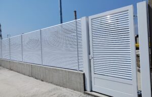 Recinzione aziendale con pannelli frangisole e cancello pedonale coordinato