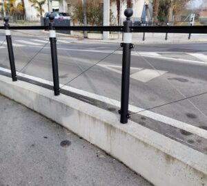 Transenna pedonale in tubo tondo con sfere decorative e cavi metallici incrociati