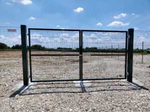 Cancello a due ante in rete elettrosaldata per l’accesso a un campo sportivo