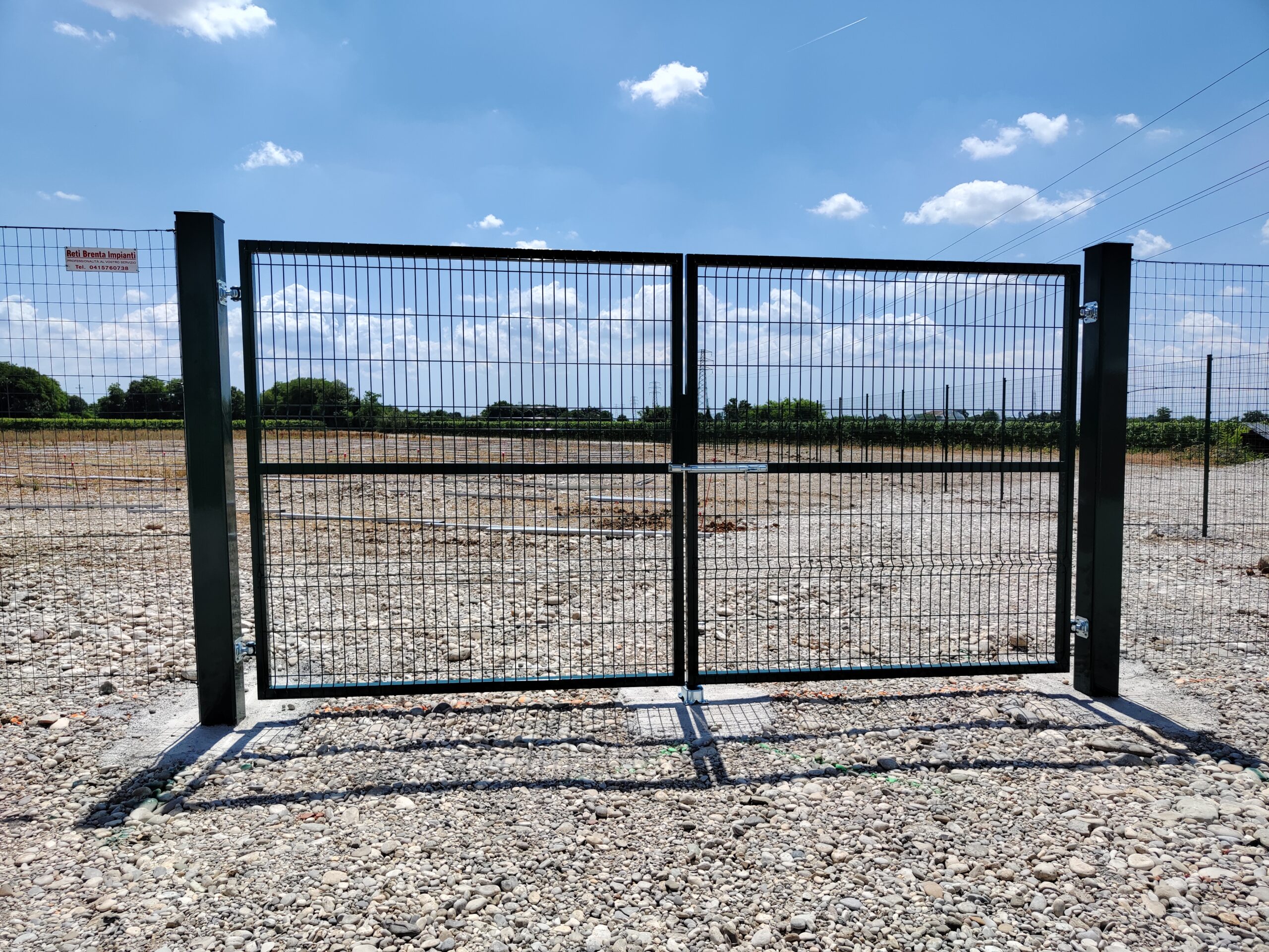 Cancello a due ante in rete elettrosaldata per l’accesso a un campo sportivo