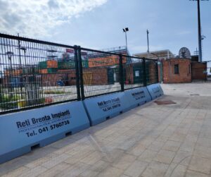Recinzione Publifor con pannelli Nylofor 2DS per campo sportivo polivalente